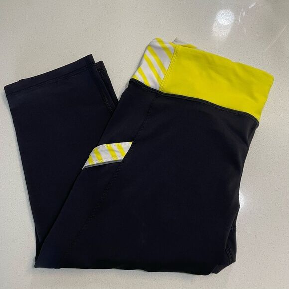 Lululemon Run Mod Moves Black cropped
Leggings size 4 - Picture 3 of 8